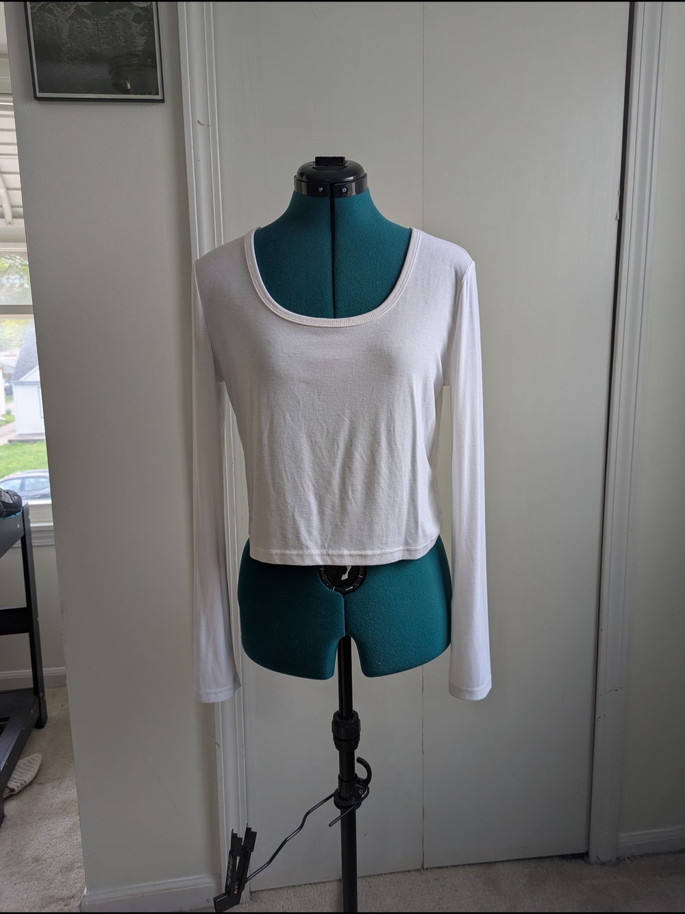 Women’s White Long-Sleeve Scoop Neck Top